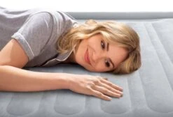Intex Comfort Plush Luchtbed - Eenpersoons - Ingebouwde Elektrische Pomp -Camping Promotiewinkel 1320 1900 67766 inuse4 2022 300