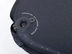 Exped SIM 3.8 LW Zelfopblazende Slaapmat -Camping Promotiewinkel 1441 1900 sim black valve close 1