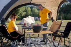 LotusGrill XL Hybrid Houtskoolbarbecue - Rood -Camping Promotiewinkel lotus grill in gebruik met toppy shirtje 2