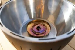 LotusGrill XL Hybrid Houtskoolbarbecue - Rood -Camping Promotiewinkel lotusgrill binnenkant pitje 3