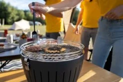 LotusGrill XL Hybrid Houtskoolbarbecue - Rood -Camping Promotiewinkel lotusgrill in gebruik hamburger 3