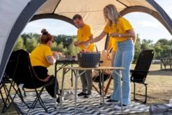 LotusGrill XL Hybrid Houtskoolbarbecue - Rood -Camping Promotiewinkel sfeerfoto met meerdere shirtjes